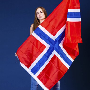 Norveç'in büyük bir bayrak tutan mutlu kadın