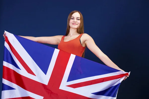 Glückliche junge Frau mit einer britischen Flagge (britisch fl — Stockfoto