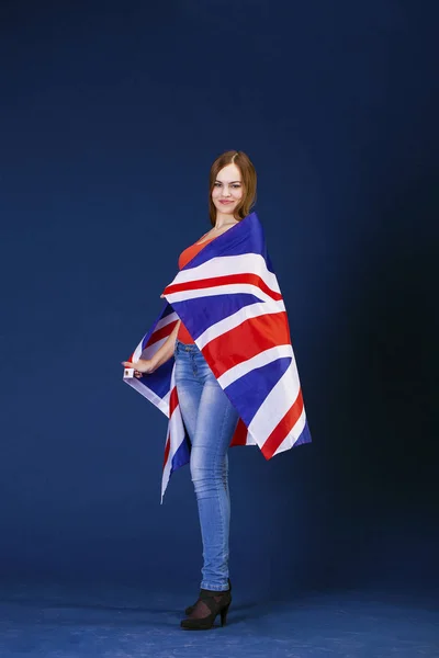 Glückliche junge Frau mit einer britischen Flagge (britisch fl — Stockfoto