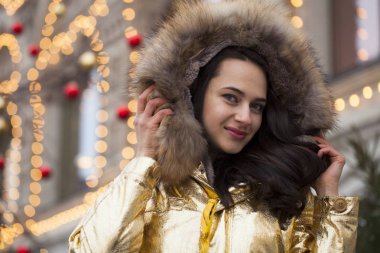 Altın ceketi giyen genç güzel kadın 