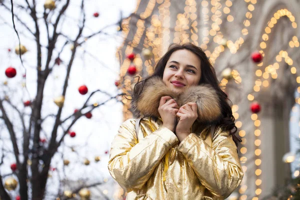 Altın ceketi giyen genç güzel kadın — Stok fotoğraf