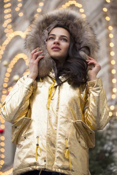 Jovem mulher bonita em jaqueta dourada — Fotografia de Stock