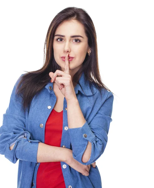 Junge schöne Frau hat Zeigefinger auf Lippen gelegt als Zeichen der Stille — Stockfoto