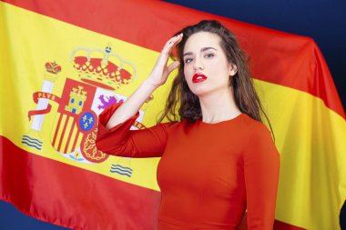 İspanyol bayrağı arka üzerinde genç kadın