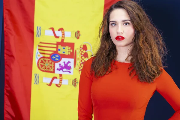 Mujer joven en el fondo de la bandera de España —  Fotos de Stock