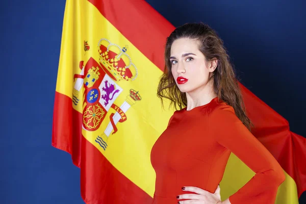 Junge Frau auf dem Hintergrund der spanischen Flagge — Stockfoto
