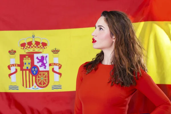 Молода жінка на тлі іспанська прапор — стокове фото