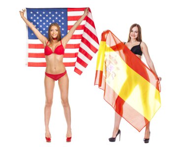 Bir büyük şeffaf İspanyol bayrağı tutan genç kadın