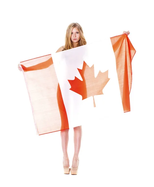 Hermosa mujer rubia sosteniendo una gran bandera canadiense —  Fotos de Stock