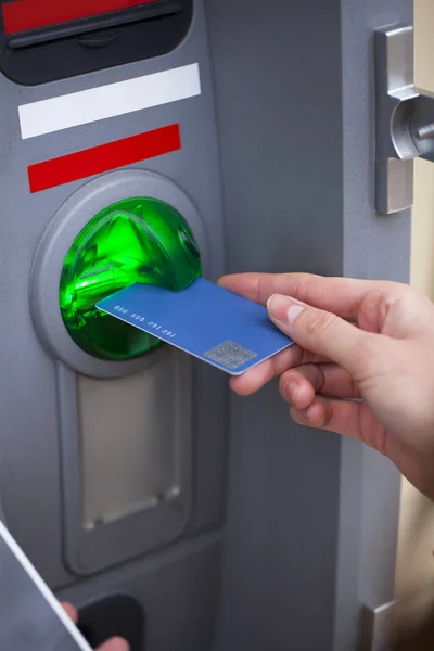 Perempuan lengan Ambil uang tunai dari ATM — Stok Foto