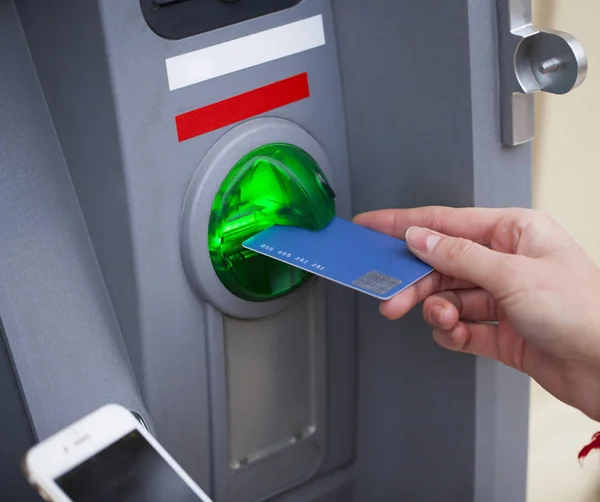 Perempuan lengan Ambil uang tunai dari ATM — Stok Foto