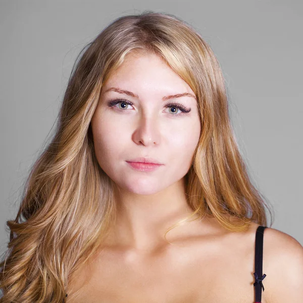 Portrait close up of young beautiful brunette woman — Stock Photo, Image