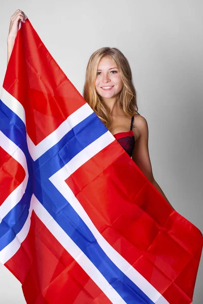Mujer feliz sosteniendo una gran bandera transparente de Noruega — Foto de Stock