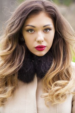 Bej bir palto bir genç güzel kadın portresi 