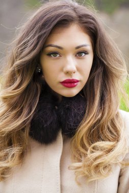 Bej bir palto bir genç güzel kadın portresi 