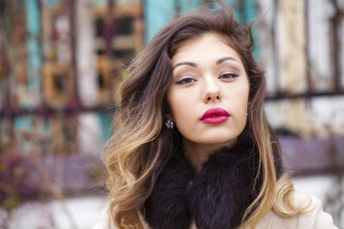 Bej bir palto bir genç güzel kadın portresi 