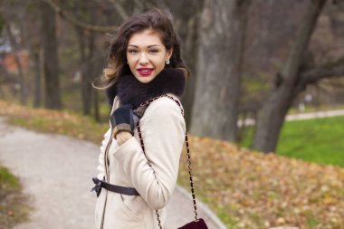 Bej bir palto bir genç güzel kadın portresi 