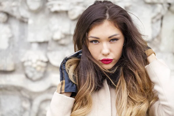 Giovane bella donna in cappotto beige — Foto Stock