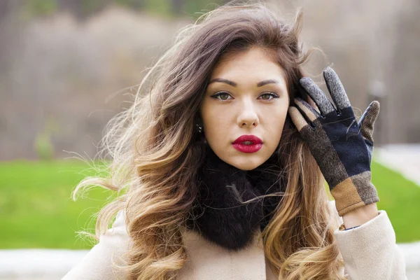 Portret van een jonge mooie vrouw in beige jas — Stockfoto