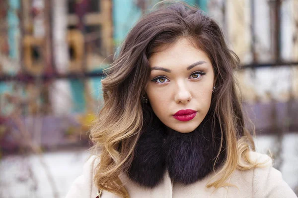 Bej bir palto bir genç güzel kadın portresi 