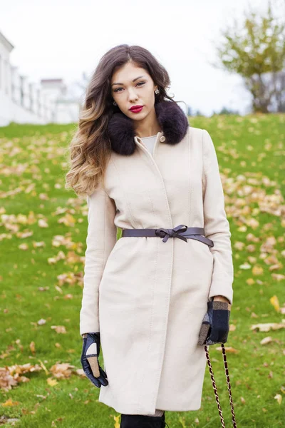 Bej bir palto bir genç güzel kadın portresi 