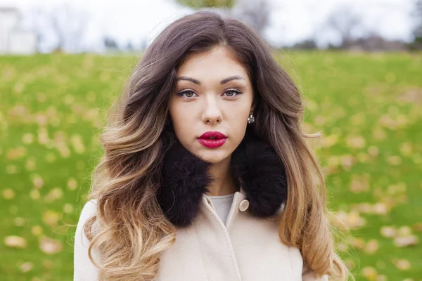 Ritratto di una giovane bella donna in cappotto beige — Foto Stock