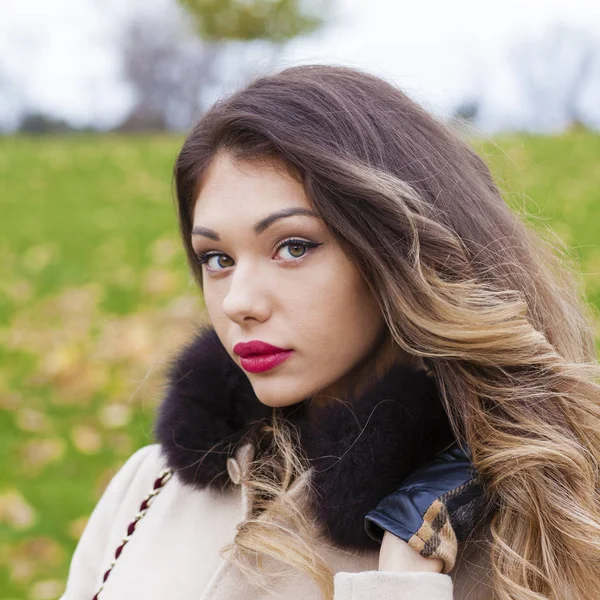 Retrato de una joven hermosa mujer en abrigo beige — Foto de Stock