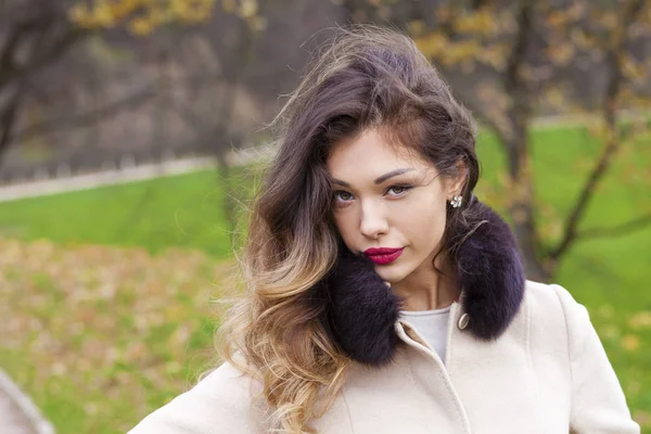 Bej bir palto bir genç güzel kadın portresi 