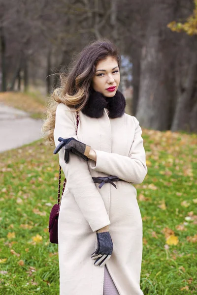 Portret van een jonge mooie vrouw in beige jas — Stockfoto