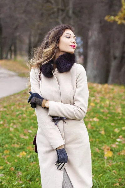 Retrato de una joven hermosa mujer en abrigo beige —  Fotos de Stock