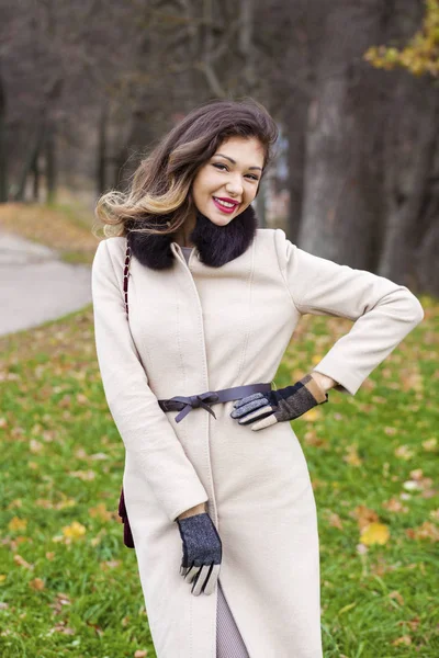 베이지색 코트에 아름 다운 젊은 여자의 초상화 — 스톡 사진