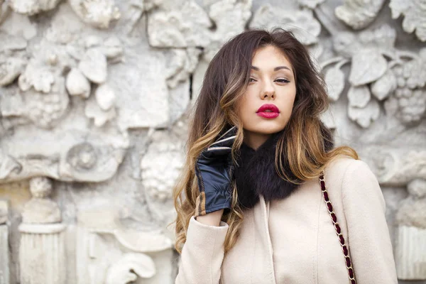 bej bir palto Genç güzel kadın 