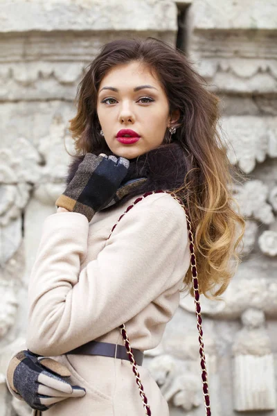 Jeune belle femme en manteau beige — Photo