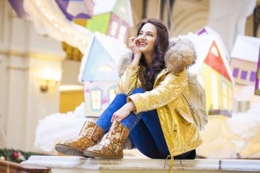 Altın kürk paltolu güzel esmer kadın