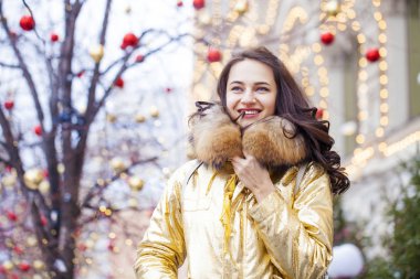 Altın ceketi giyen genç güzel kadın 