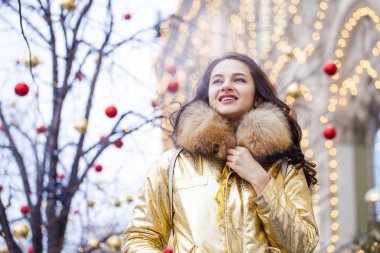 Altın ceketi giyen genç güzel kadın 