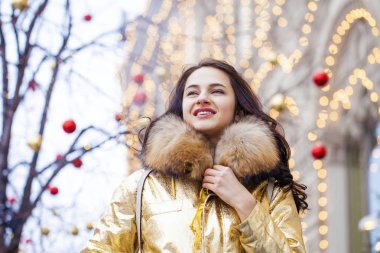 Altın ceketi giyen genç güzel kadın 