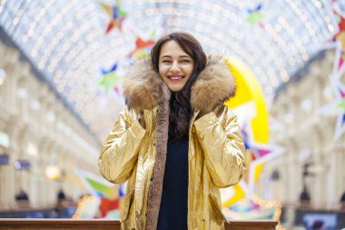 Altın kürk paltolu güzel esmer kadın