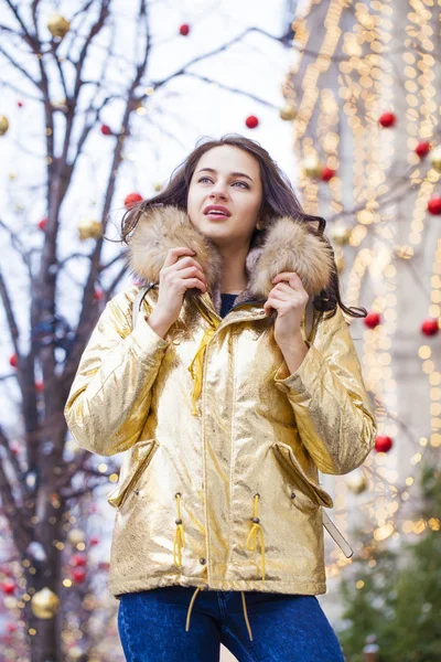 Młoda piękna kobieta w gra golden jacket — Zdjęcie stockowe