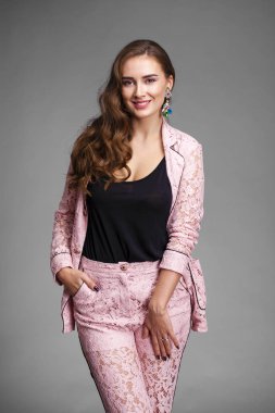 Pembe dantel ceketli güzel genç kadın 