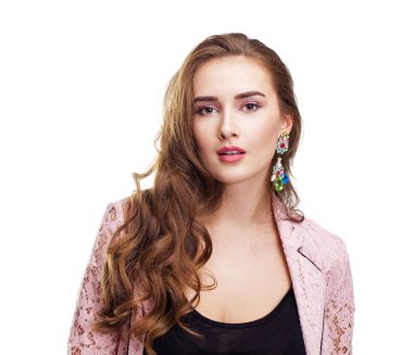 Pembe dantel ceketli güzel genç kadın 