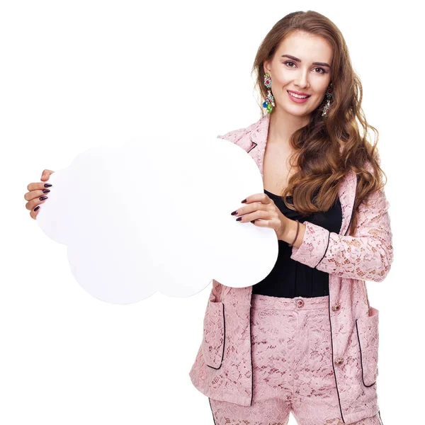 Mujer joven sosteniendo una nube de cartón, un lugar para una inscriptio —  Fotos de Stock