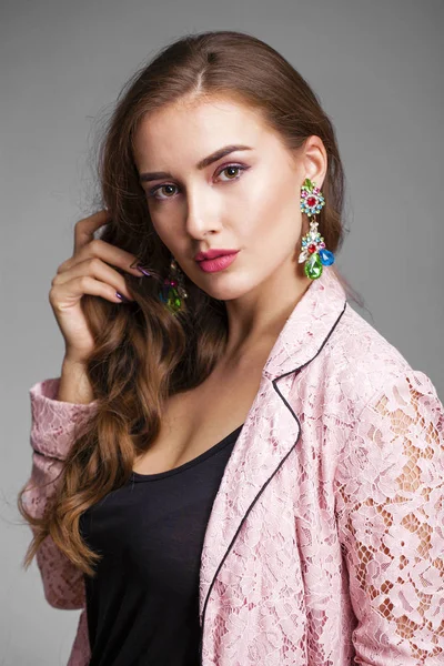 Mooie jonge vrouw in roze kant jasje — Stockfoto