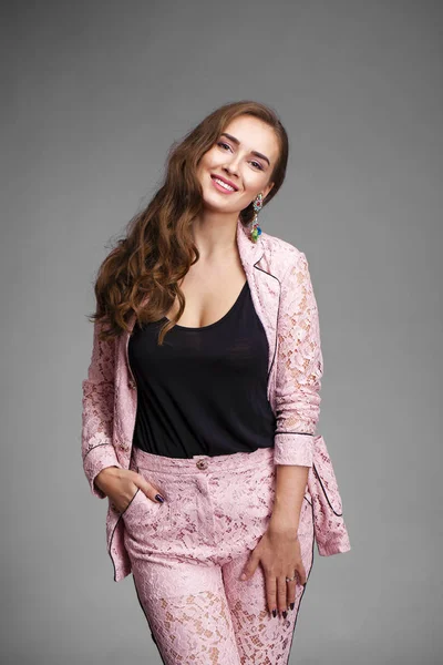 Hermosa mujer joven en chaqueta de encaje rosa — Foto de Stock