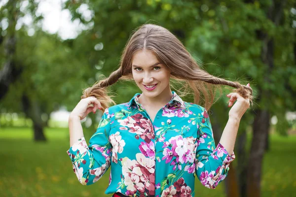 Junge brünette Frau im weißen Rock — Stockfoto