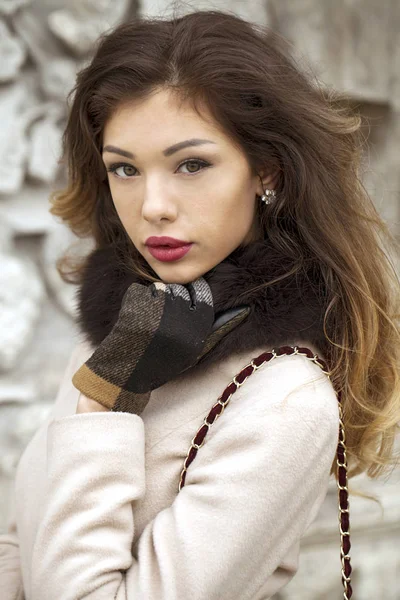 Молода красива жінка в бежевому пальто — стокове фото