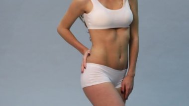 Bir beyaz genç güzel kadın iç çamaşırı spor