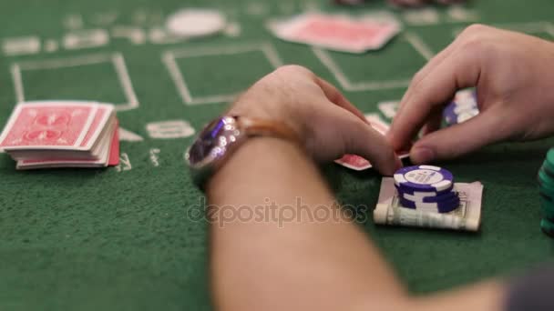 Spelet poker, Texas Hold'em. Två kort: kung av spader tvåa och maskar — Stockvideo