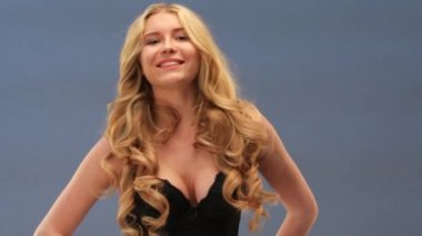 Siyah sutyen poz güzel uzun kıvırcık saçlı düzgün vücutlu seksi sarışın kadın