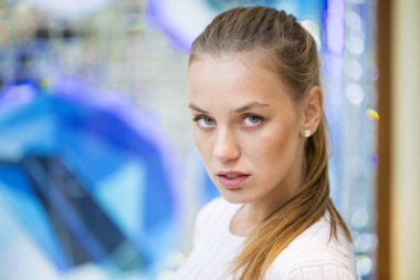 Portre genç güzel mutlu kadın kapatmak